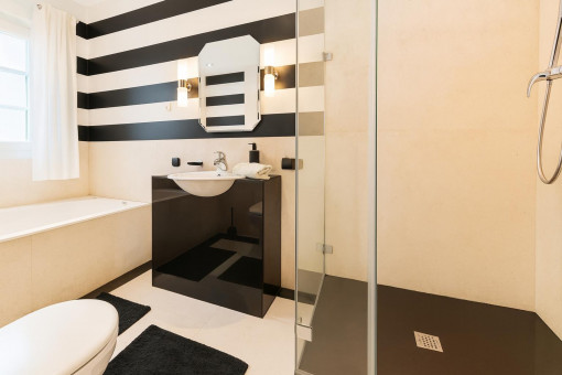 Baño moderno en suite con ducha
