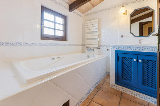 Baño con bañera y armario azul