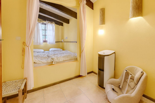 Dormitorio de invitados con iluminación acogedora