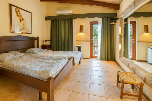 Dormitorio doble de invitados con acceso al balcón