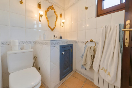 Baño pequeño con espejo decorativo