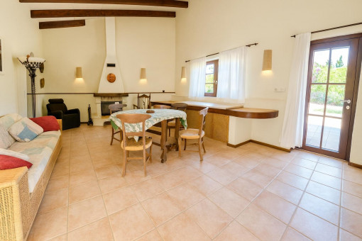Área para invitados con salón comedor y cocina