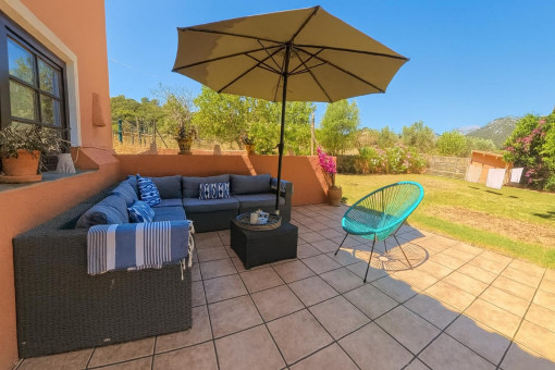 Terraza acogedora con vistas al jardín