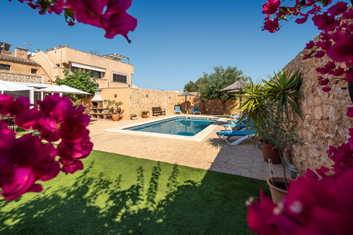 Jardín y piscina