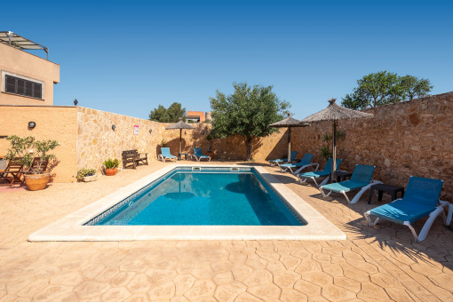 Jardín y piscina