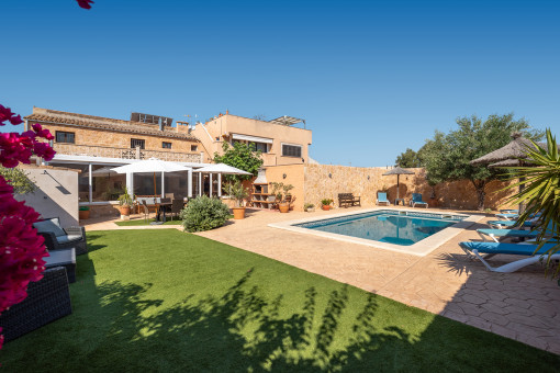 Jardín y piscina