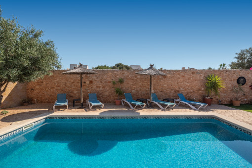 Jardín y piscina