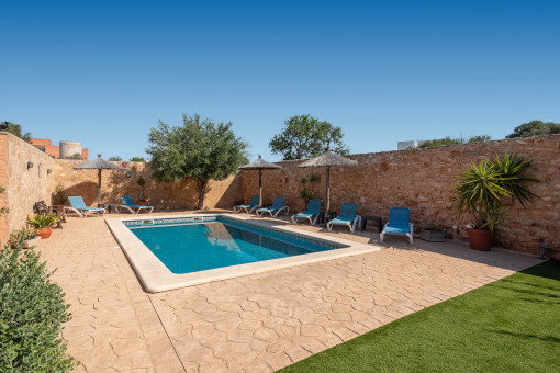 Jardín y piscina
