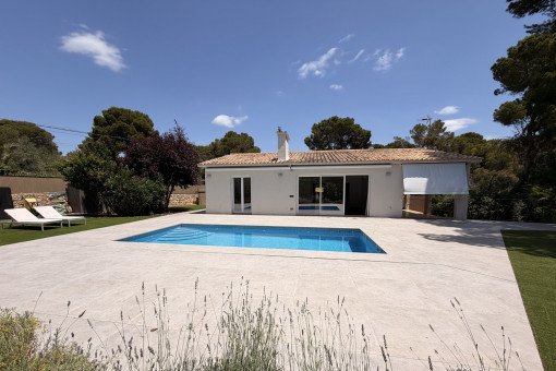 Zona de piscina y terraza