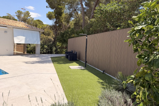 Jardín con ducha exterior