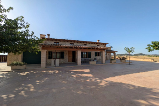 Vista frontal de la finca