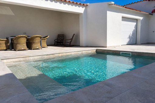 Barbecue area, laundry room and garage