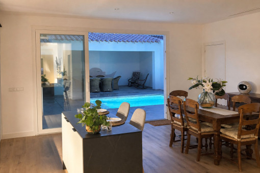 Breakfast tabel and open kitchen with view to the swimming pool