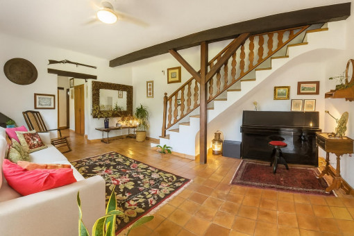Sala de estar espaciosa con escalera