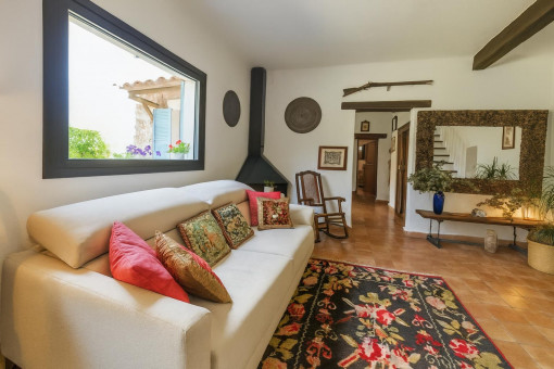 Sala acogedora con chimenea y decoración