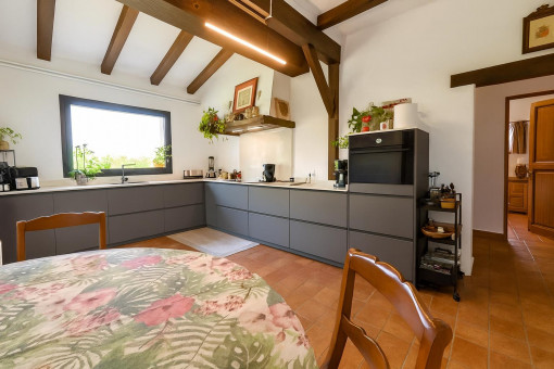 Cocina moderna con vigas de madera