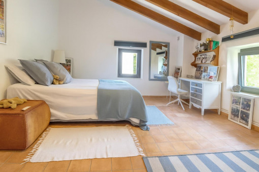 Acogedor dormitorio luminoso en piso superior