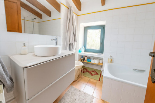 Baño pequeño y luminoso con bañera