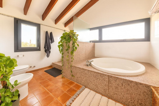 Baño luminoso con bañera esquinera