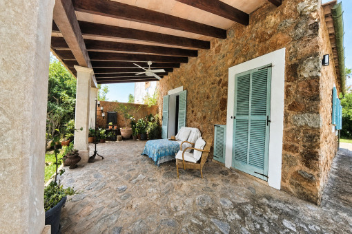 Terraza cubierta de piedra con auténtico encanto mallorquín