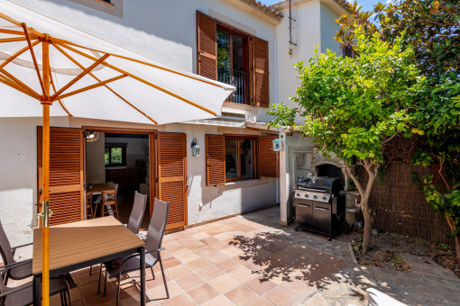 Terraza amplia con zona de barbacoa
