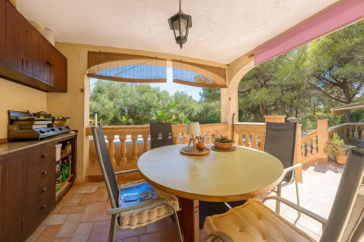 Terraza cubierta con zona de barbacoa