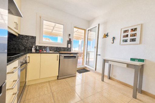 Cocina con salida a la terraza grande