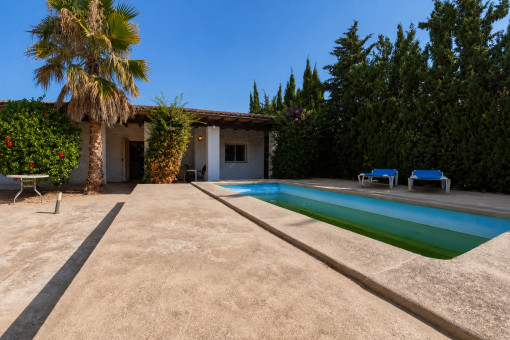 Terraza de piscina y fachada de la villa