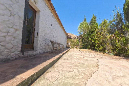 Sendero ajardinado junto a la villa