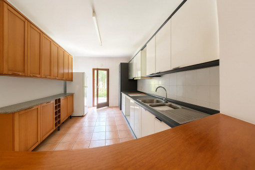 Cocina espaciosa con doble fregadero