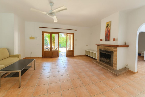 Sala de estar con chimenea y puerta al patio