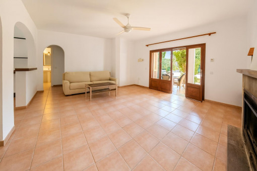 Sala de estar amplia con chimenea