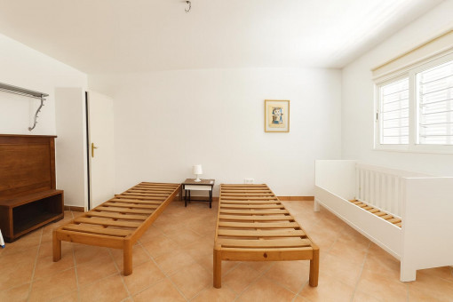 Dormitorio vacío con dos camas individuales