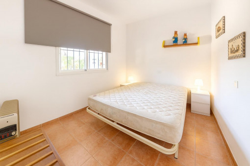 Dormitorio sencillo con cama doble