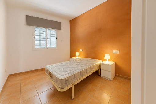 Dormitorio sencillo con luces y ventana