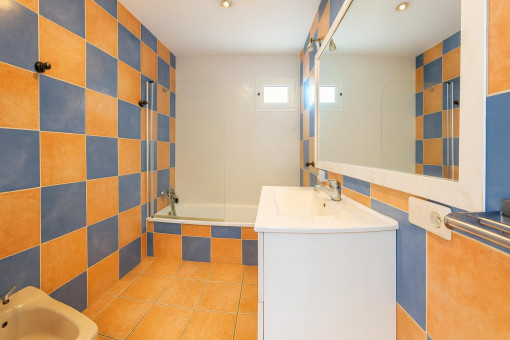 Baño con bañera y lavabo