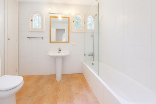 Baño luminoso con bañera y ducha