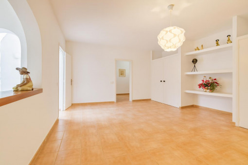 Habitación vacía con estanterías empotradas