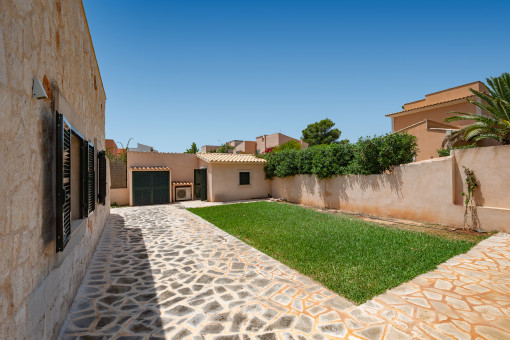 Jardín situado detrás de la casa