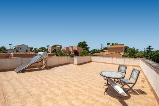 La terraza en la azotea se extiende sobre toda la superficie de la vivienda