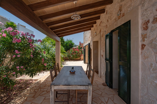 Terraza cubierta con acceso directo a la cocina