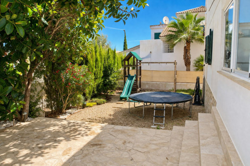 Jardín y terraza a la izquierda de la casa