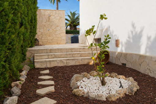 Jardín a la derecha de la casa
