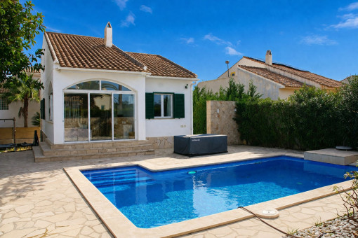 Chalet independiente con gran piscina, precioso jardín y apartamento independiente