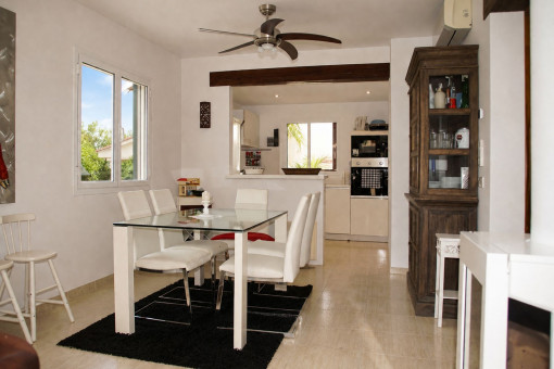 Comedor con cocina contigua