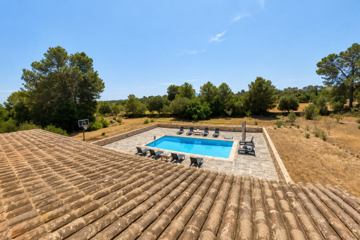 Vista de la piscina y el paisaje desde la planta superior