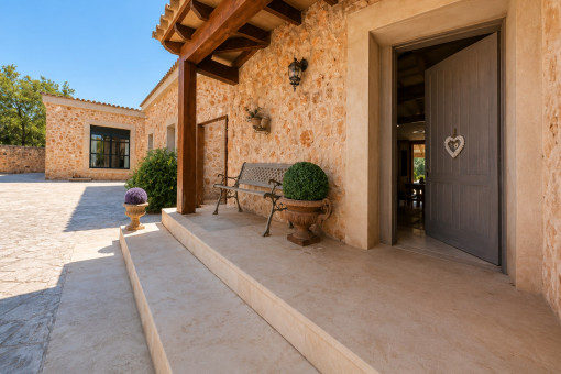 Entrada acogedora de la casa principal