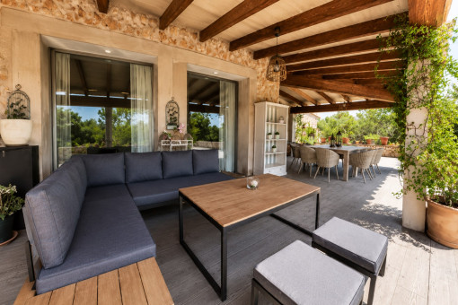 Terraza cubierta con salón exterior