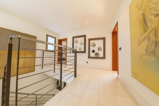 Descanso moderno de escalera en planta superior