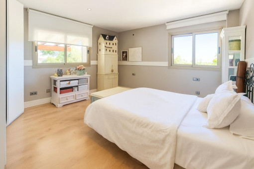 Dormitorio luminoso con suelo de madera